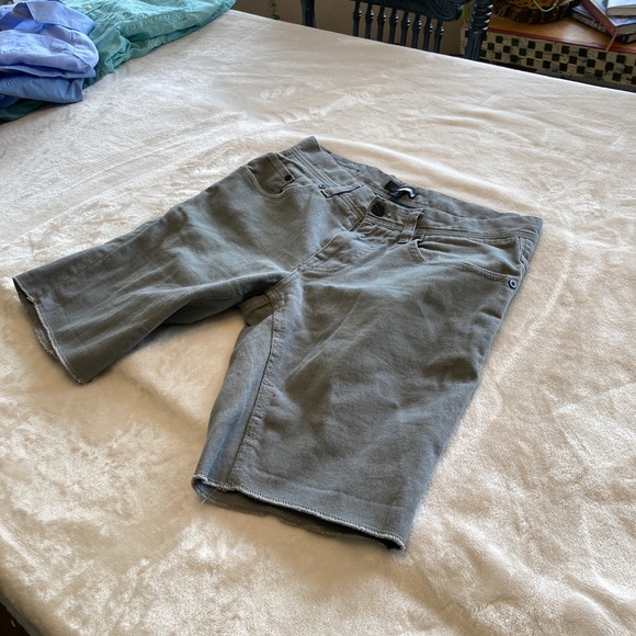 Mens Forever 21 Gray Shorts. Size 30. - Picture 3 of 3